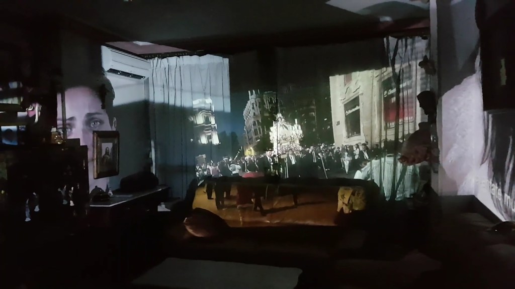 La imagen tiene un atributo ALT vacío; su nombre de archivo es la-casa-de-los-padres-muertos.jpg